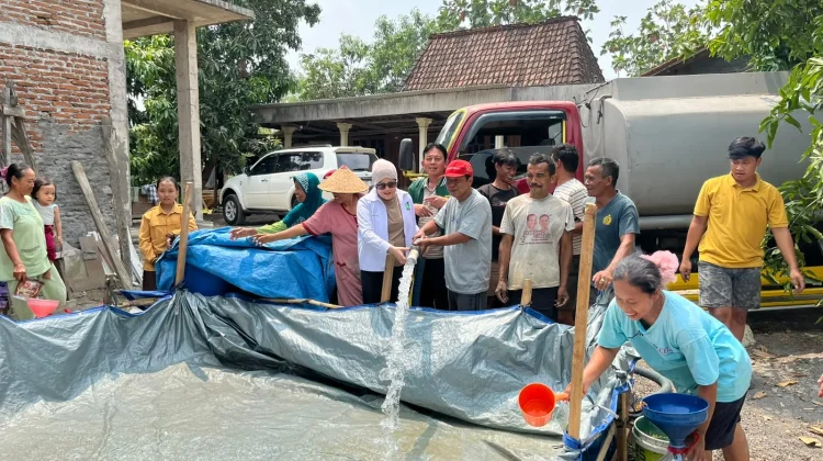 Anggota DPR RI Eva Monalisa Salurkan Air Bersih ke Grobogan