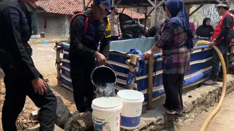 Brimob Polda Jateng Salurkan Air Bersih ke Warga Terdampak Kekeringan