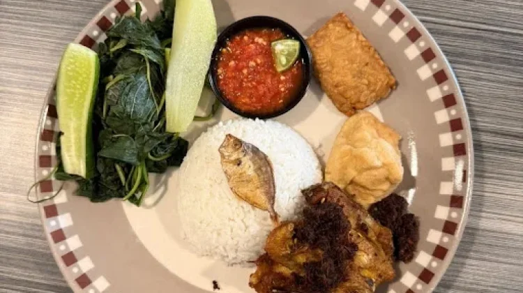 Menu Nasi Tempong Komplit yang Nikmat Menggoda