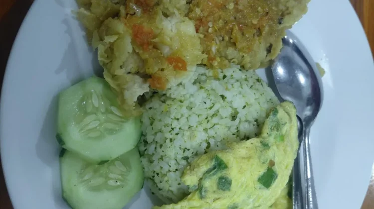 Perpaduan Unik Nasi Daun Jeruk, Ayam geprek dan Telur Dadar yang Siap Manjakan Lidah