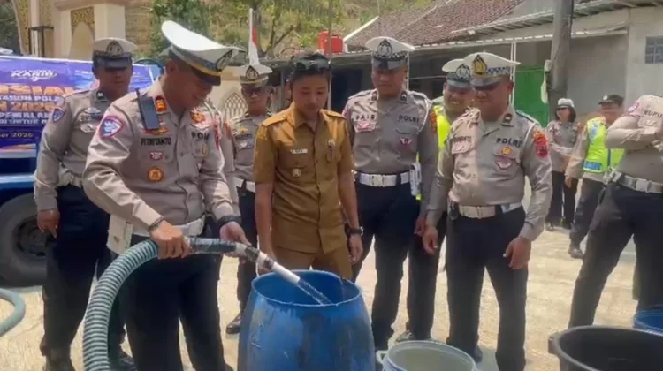 Polantas Polres Pemalang Kirim Bantuan 4.000 Liter Air Bersih ke Warga Pedagung