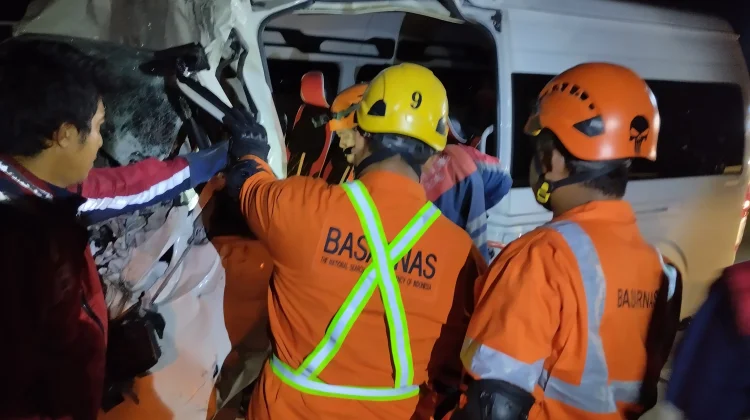 Basarnas Evakuasi Dua Penumpang Hiace di Tol Pemalang