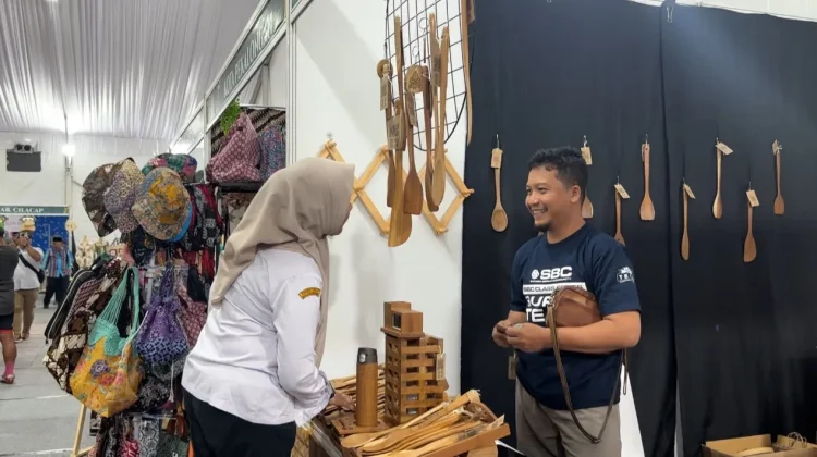 Jinawi Woodcraft Brebes Kenalkan Kerajinan Kayu Jati di Pameran MTQ XXXI