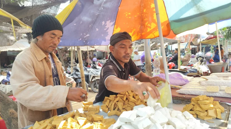 Harga Kedelai Impor Naik, Omzet Pedagang Tahu Tempe di Pekalongan Anjlok