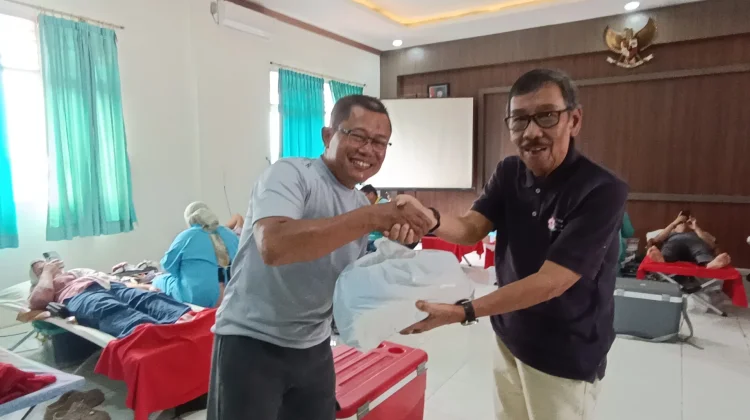 Rayakan Ulang Tahun, PMI Batang Bagikan 81 Paket Sembako bagi Pendonor