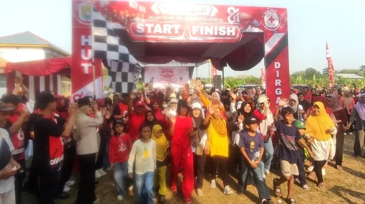 HUT ke-81, PMI Kendal Gelar Jalan Sehat Bersama Relawan dan Masyarakat