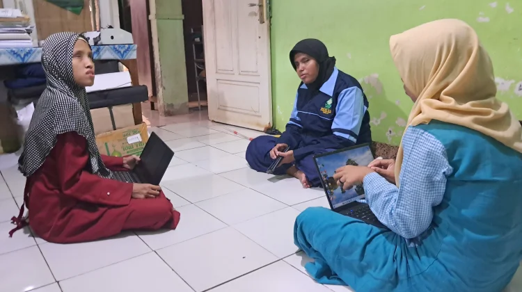 Kayla, Mahasiswa Tunanetra UIN Walisongo Praktek KKN Ajari Komputer Tunanetra