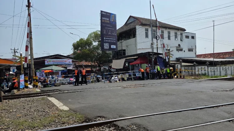Jemaah Maulid Kanzus Selawat Membeludak, KAI Perketat Pengawasan Jalur Kereta