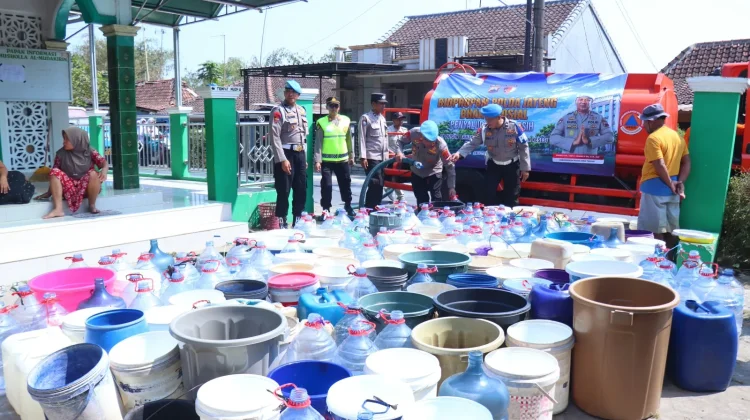 Bid Propam Polda Jateng Salurkan Air Bersih ke Warga Terdampak Kekeringan