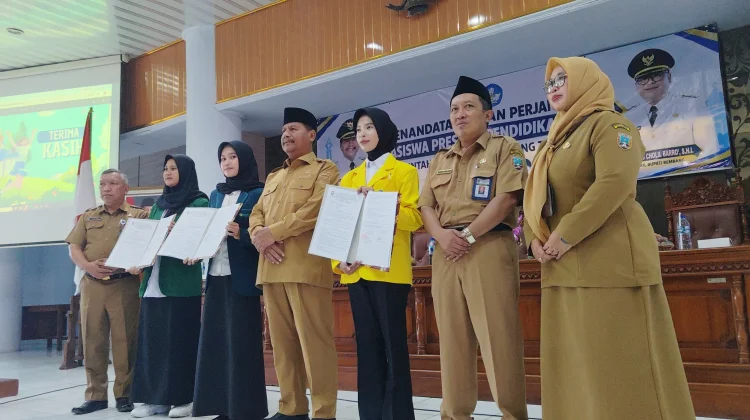Penerima Beasiswa Pemkab Rembang Diminta Fokus Kuliah dan Pertahankan Prestasi