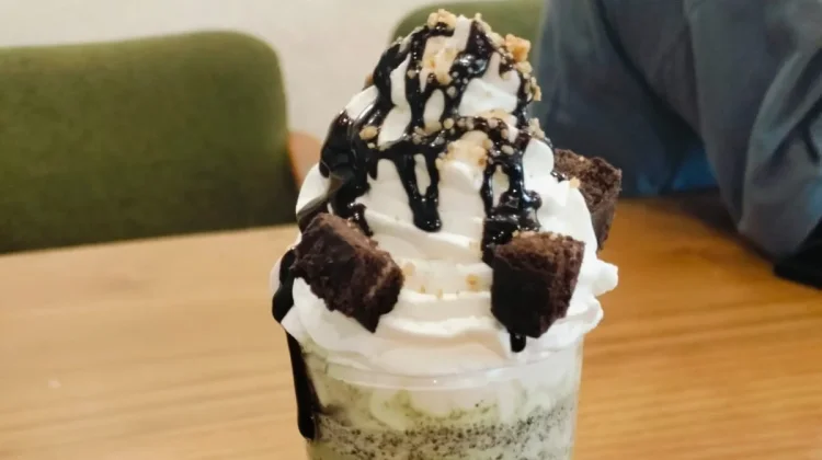 Segarnya Matcha Frappe dengan Topping Coklat dan Kacang