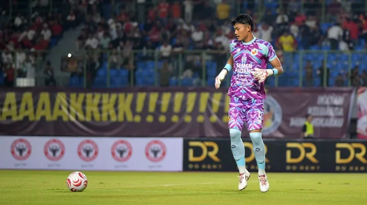 “PSIS Tahan Semen Padang, Ikram Algiffari Tampil Gemilang di Bawah Mistar