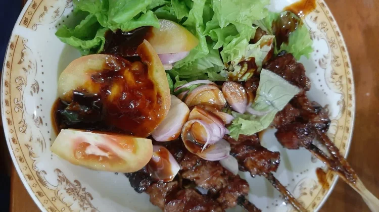 Sate Kambing Bikin Pusing? Cek Mitos dan Penjelasan Medisnya