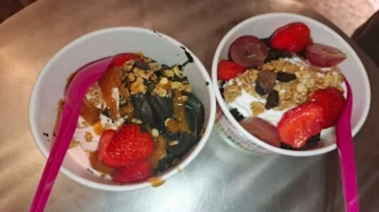 Yoghurt dengan Beragam Topping Jadi Pilihan Camilan Segar