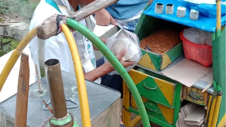 Harumnya Putu, Suara Uapnya Bikin Bernostalgia