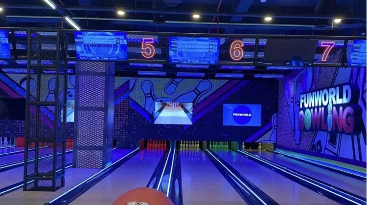 Mencoba Serunya Bermain Bowling