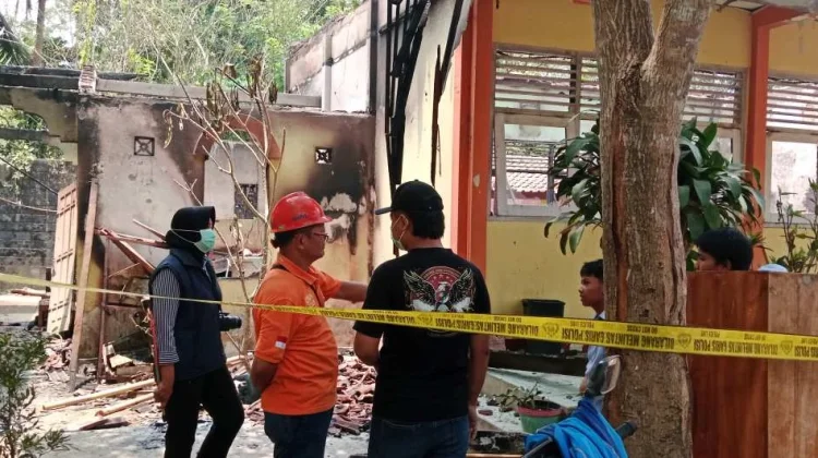 Diduga Korsleting Listrik, Ruangan Perpustakaan SMP Negeri 1 Tegalrejo Terbakar