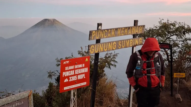 Puncak Kekawah Gunung Sumbing, Pesona Kawah Aktif dari Atas Awan
