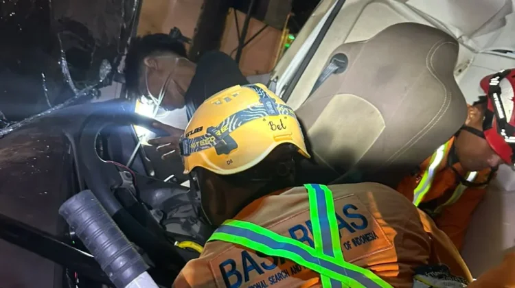 Tim SAR Evakuasi Sopir Dump Truk Terjepit usai Tabrak Pohon di Banyumanik