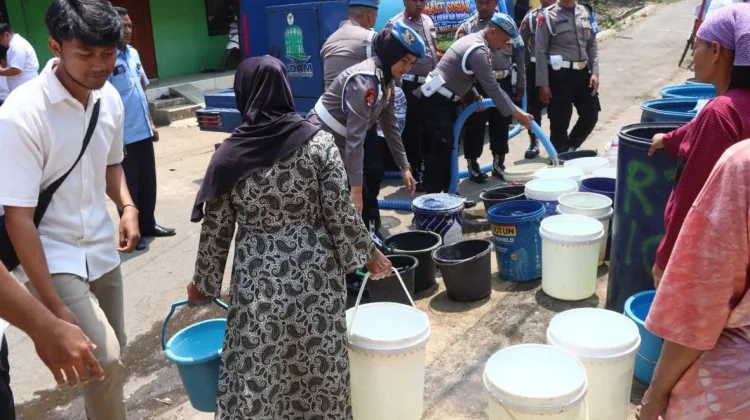 Kesulitan Air Bersih, Propam Polda Jateng Salurkan 8.000 Liter ke Warga Purwosari