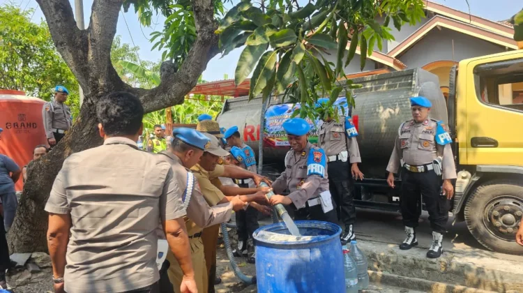 Tiga Bulan Terdampak Kekeringan, Warga Plumbungan Pati Terima Bantuan Air Bersih