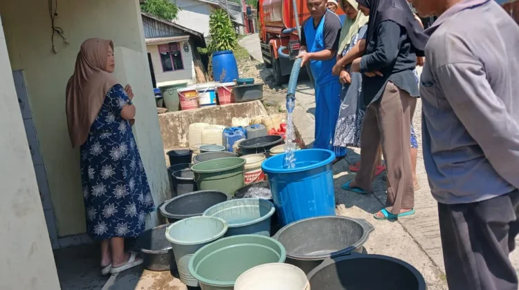 Kekeringan Meluas, 2,3 Juta Warga Jateng Terima Bantuan 75,4 Juta Liter Air Bersih