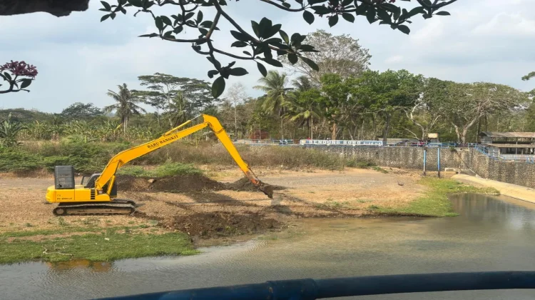 Amankan Air Baku Purworejo, PDAM dan Jasa Tirta I Keruk Sedimen di Bendung Boro