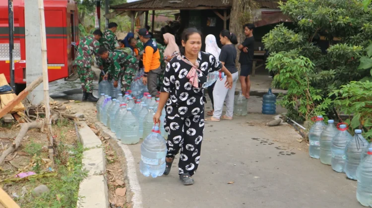 Dua Bulan Kekeringan, 55 KK Brondong Pekalongan Tempuh 2 Km Cari Air Bersih