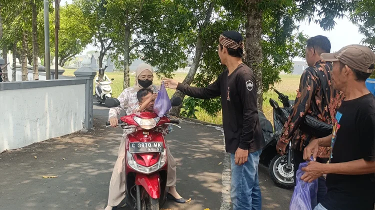 Semangat Kesaktian Pancasila, Pemuda Makam Kadilangu Batang Berbagi Sayuran