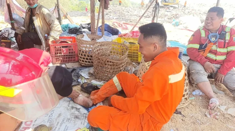 Pemadaman TPA Landoh Rembang, Dua Petugas Terluka