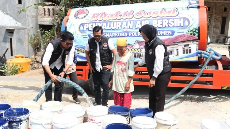 Kemarau Panjang, Satresnarkoba Polres Kebumen Salurkan 10 Ribu Liter Air Bersih