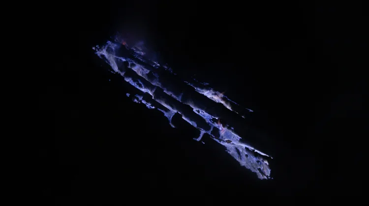 Blue Fire, Fenomena Geologi yang Indah dan Ajaib - RRI.co.id