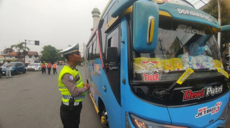 Operasi Patuh Candi di Kendal, Petugas Periksa Kelayakan Kendaraan Umum ...