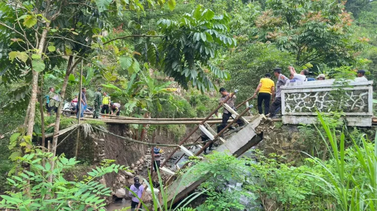 Sempat Rusak Diterjang Banjir, Polresta Pati Bangun Jembatan Klumpit