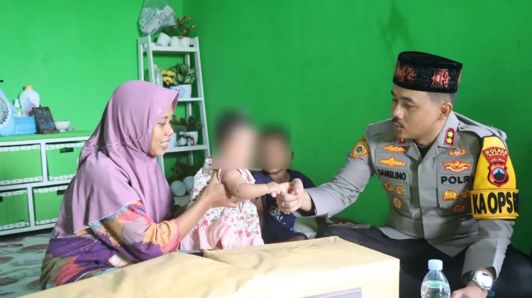 Kapolres Demak Besuk Bayi Korban Serangan Monyet