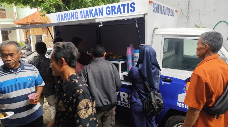 Warga Batang-Pekalongan Antusias Sambut Peluncuran Mobil Senyum Biru