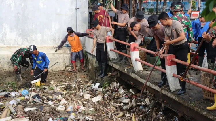 Polres Kendal Bersama TNI dan Pemda Kendal Bersihkan Sampah di Sungai