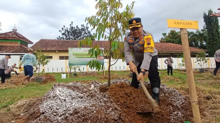 Hijaukan Alam, Mapolsek Purwodadi Tanam Puluhan Pohon Durian