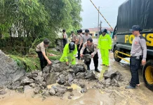 Anggota Polrestabes Semarang Bantu Warga Terdampak Banjir di Tembalang