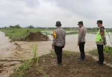 Tanggul Jebol, Ratusan Personel Polres Demak Evakuasi Warga