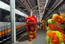 Tahun Baru Imlek, Atraksi Barongsai Hibur Pelanggan di Stasiun Tawang