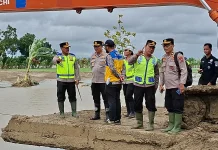 Jaga Kelancaran Mudik, Polda Jateng Kawal Perbaikan Tanggul Tuntang