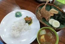 Nikmatnya Perpaduan Ayam Goreng dengan Sayur Asem