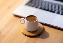 Secangkir Kopi dan Laptop untuk Work From Anywhere