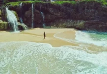 Pantai Banyu Tibo, Air Terjun Bertemu Laut