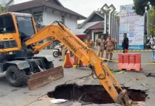 Muncul Jalan Berlubang Depan Kantor Disdik Semarang, Pemkot Gerak Cepat Menangani