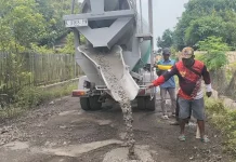 Gandeng Pengusaha, Desa Ngawen Pati Perbaiki Jalan Rusak secara Mandiri