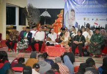 Bersama Sinta Nuriyah Abdurrohman Wahid,  Agustina Gelar Sahur di Pura Giri Natha