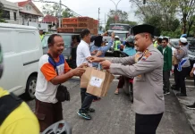 Kapolres Grobogan Pimpin Pembagian Ratusan Takjil di Depan Mapolres
