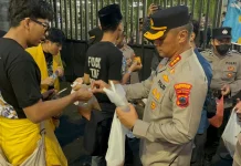 Pelayanan Unjuk Rasa Humanis, Polrestabes Semarang Bagikan Takjil